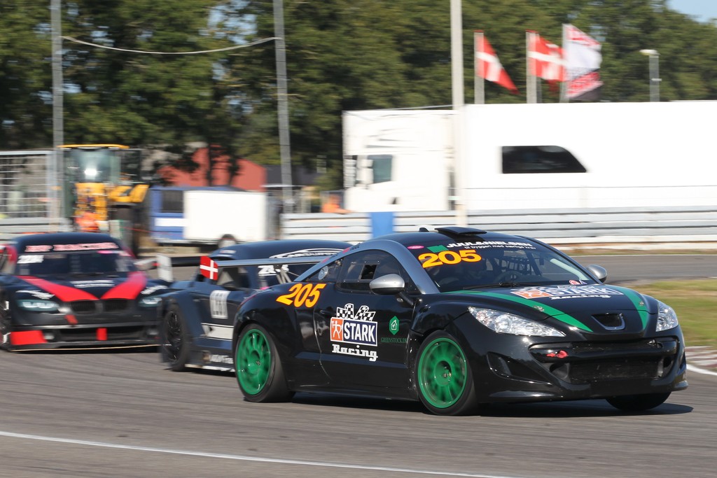 CA Racing med Claus Juul Hansen og Andreas Jaes Hansen ligger i front for DEC2-divisionen. Men bliver presset af bagfra et af bl.a. et par Mitjet-racere
(Foto: Henning Smed)